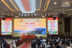 Lãnh đạo Ngân hàng Nhà nước và Ủy ban Nhân dân tỉnh Thanh Hóa chủ trì hội nghị. (Ảnh: Vietnam+)