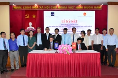 Lãnh đạo 2 bên tham gia ký kết. (Ảnh: Vietnam+)