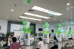 Giao dịch tại Vietcombank. (Ảnh: Vietnam+)