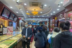 Giao dịch vàng tại doanh nghiệp. (Ảnh: CTV/Vietnam+)