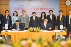 Lãnh đạo 2 bên tham gia ký kết. (Ảnh: Vietnam+)