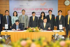 Lãnh đạo 2 bên tham gia ký kết. (Ảnh: Vietnam+)