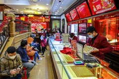 Giao dịch vàng tại doanh nghiêp. (Ảnh: Vietnam+)