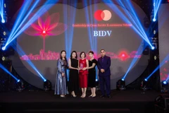 Lãnh đạo BIDV nhận giải thưởng của Mastercard. (Ảnh: Vietnam+)