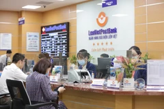 Giao dịch tại LienVietPostBank. (Ảnh: Vietnam+)