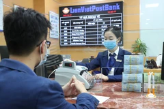 Giao dịch tại LienVietPostBank. (Ảnh: Vietnam+)