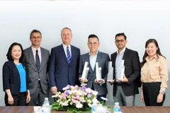 Đại diện VPBank nhận giải thưởng của Visa. (Ảnh: VIetnam+)