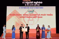 Ông Phạm Đức Tuấn - Phó Tổng giám đốc, Chủ tịch Công đoàn Agribank trao 2 tỷ đồng cho Quỹ “Vì người nghèo. (Ảnh: Vietnam+)