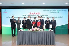 Lãnh đạo hai bên tham gia ký kết. (Ảnh: Vietnam+)