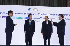 Chủ tịch nước Nguyễn Xuân Phúc và Bộ trưởng Bộ Tài chính Thái Lan chứng kiến lễ công bố kết nối thanh toán bán lẻ ứng dụng mã phản hồi nhanh (QR code) giữa Việt Nam-Thái Lan. (Ảnh: Vietnam+)