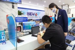 Giao dịch tại BIDV. (Ảnh: Vietnam+)