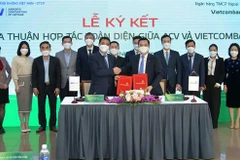 Ông Nguyễn Thanh Tùng - Phó Tổng Giám đốc phụ trách Ban điều hành Vietcombank (bên phải) và ông Vũ Thế Phiệt – Tổng Giám đốc ACV ký thỏa thuận hợp tác. (Ảnh: Vietnam+)