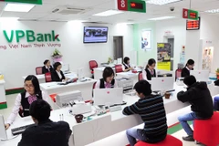 Giao dịch tại VPBank. (Ảnh: Vietnam+)
