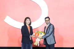 Đại diện VPBank (bên trái) nhận danh hiệu “Đối tác Ấn tượng nhất” năm 2021 từ Shopee. (Ảnh: Vietnam+)
