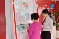 Khách hàng trải nghiệm tại Kiok Long An 1. (Ảnh: Vietnam+)
