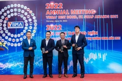 Ông Trương Tùng - Trưởng Phòng Kinh doanh ngoại tệ - Khối Nguồn vốn đại diện LienVietPostBank nhận giải thưởng của VBMA (vị trí thứ 3 từ trái qua). (Ảnh: Vietnam+)