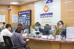Giao dịch tại LienVietPostBank. (Ảnh: Vietnam+)