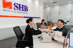 Giao dịch tại SHB. (Ảnh: CTV/Vietnam+)