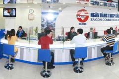 Giao dịch tại SCB. (Ảnh: CTV/Vietnam+) 