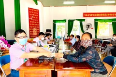 Nguồn vốn ưu đãi được chuyển tải kịp thời đến người dân tại Điểm giao dịch xã. (Ảnh: Vietnam+)