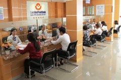Giao dịch tại LienVietPostBank. (Ảnh: Vietnam+)
