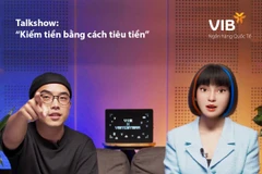 Vie hội thoại với host An Trương. (Ảnh: Vietnam+)