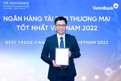 Ông Trần Hoài Nam - Phó Giám đốc Khối khách hàng doanh nghiệp kiêm Giám đốc Trung tâm Phát triển Giải pháp tài chính khách hàng đại diện VietinBank nhận giải thưởng. (Ảnh: Vietnam+)
