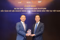 Đại diện VIB và SAP Việt Nam tại lễ khởi động dự án CDP. (Ảnh: Vietnam+)