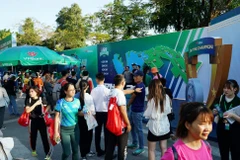 Nhiều vận động viên háo hức đến nhận BIB. (Ảnh: Vietnam+)