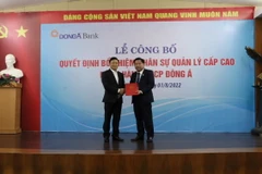 Ông Nguyễn Thanh Tùng (phải) đón nhận Quyết định của Thống đốc Ngân hàng Nhà nước. (Ảnh: CTV/Vietnam+)