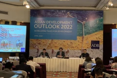 Các chuyên gia của ADB tại buổi họp báo. (Ảnh: Vietnam+)