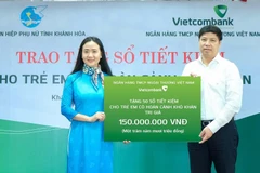 Ông Hồng Quang - Thành viên HĐQT kiêm Giám đốc Khối nhân sự, Chủ tịch Công đoàn Vietcombank trao biểu trưng 150 triệu đồng cho bà Nguyễn Quỳnh Nga - Chủ tịch Hội Liên hiệp Phụ nữ tỉnh Khánh Hòa. (Ảnh: Vietnam+)