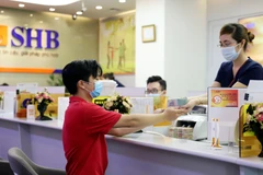 Giao dịch tại SHB. (Ảnh: CTV/Vietnam+)