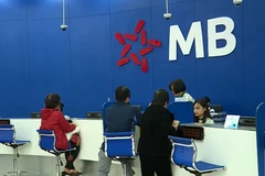 Giao dịch tại MB. (Ảnh: CTV/Vietnam+)