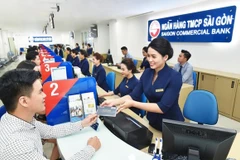 Giao dịch tại SCB, (Ảnh: CTV/Vietnam+)