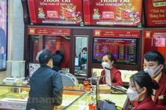 Giao dịch vàng tại doanh nghiệp. (Ảnh: Vietnam+)