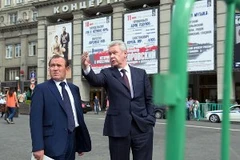 Quyền Thị trưởng Mátxcơva Sobyanin (phải) trong một chuyến đi thị sát đường phố thủ đô. (Ảnh: wordpress.com)