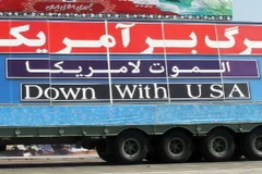 Một chiếc xe tải trên đường phố Tehran với biểu ngữ chống Mỹ. (Ảnh: edition.cnn.com)