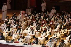 Các thành viên phái đoàn Taliban tại lễ khai mạc vòng đàm phán hòa bình với đại diện Chính phủ Afghanistan ở thủ đô Doha, Qatar ngày 12/9/2020. (Ảnh: AFP/TTXVN)