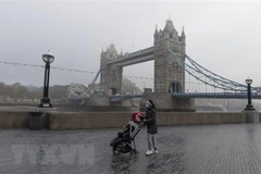 Người dân đeo khẩu trang phòng lây nhiễm COVID-19 tại London, Anh. (Ảnh: THX/TTXVN)