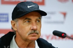Ông Alfred Riedl thời còn dẫn dắt đội tuyển Việt Nam. (Ảnh: Minh Chiến/Vietnam+)