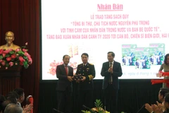 Đại diện Ban Biên tập Báo Nhân Dân tặng sách quý và báo Xuân cho các đơn vị quân đội. (Ảnh: Hà Nội Mới)