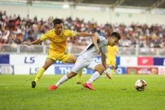 Một pha tranh chấp giữa cầu thủ hai đội.