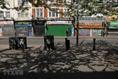 Các cửa hàng tại London, Anh, đóng cửa ngày 13/4/2020 trong bối cảnh dịch COVID-19 lan rộng. (Ảnh: THX/TTXVN)