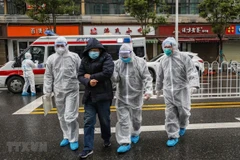 Nhân viên y tế đưa bệnh nhân nhiễm virus corona vào bệnh viện để điều trị tại Hồ Bắc, Trung Quốc ngày 26/1/2020. (Ảnh: AFP/TTXVN)