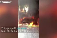 [Video] Thầy pháp Ấn Độ nghĩ ra cách "chữa" COVID-19 gây sốc