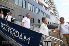 Hành khách lên bờ sau khi tàu MS Westerdam cập cảng Sihanoukville, Campuchia, ngày 14/2. (Ảnh: AFP/TTXVN)