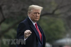 Tổng thống Mỹ Donald Trump rời khỏi Nhà Trắng ở Washington DC. (Ảnh: AFP/TTXVN)