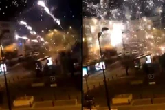 Các đối tượng sử dụng pháo hoa để tấn công đồn cảnh sát. (Ảnh: CNA)