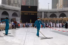 Nhân viên y tế Saudi Arabia tẩy trùng tại nơi công cộng. (Ảnh: Middle East Eye)